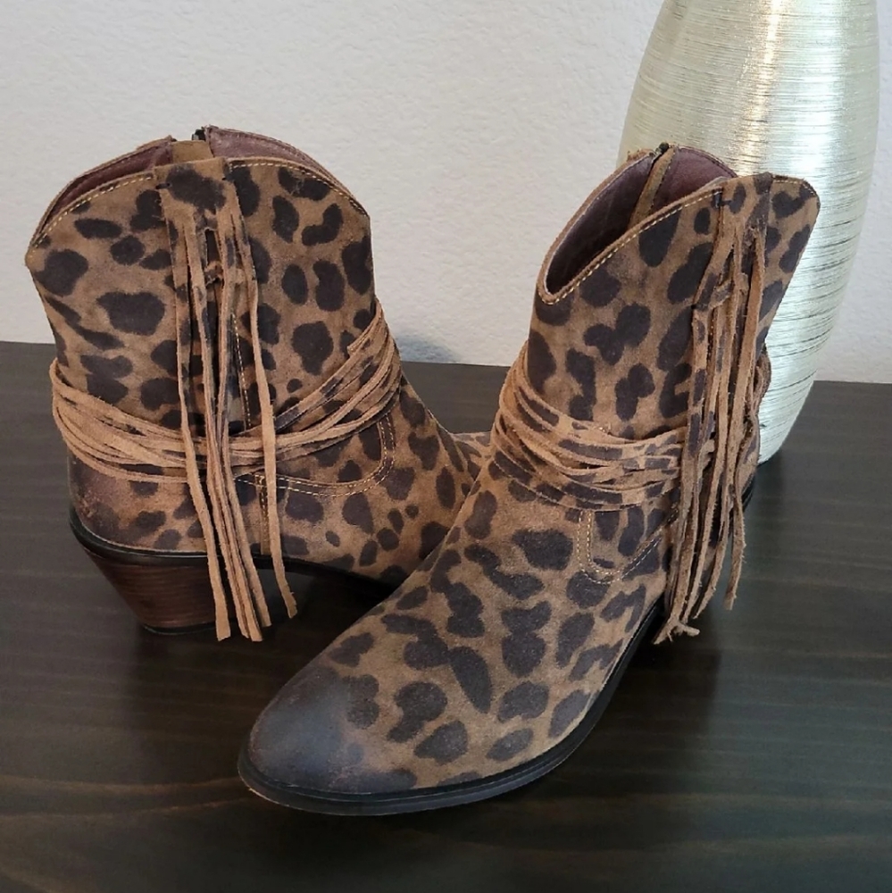 Sexy leopard boots